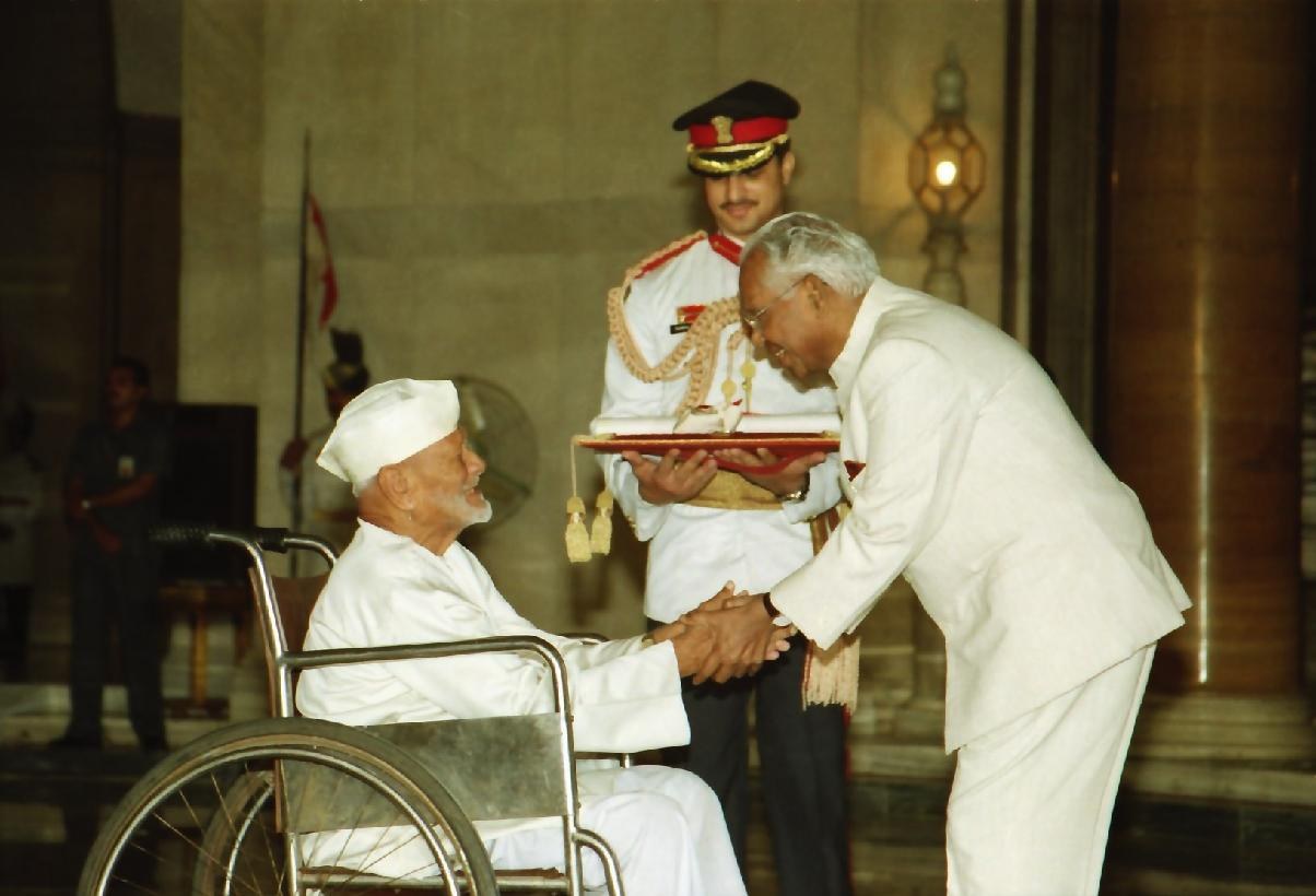 Bismillah Khan receiving the Bharat Ratna from the President of India at a ceremony.