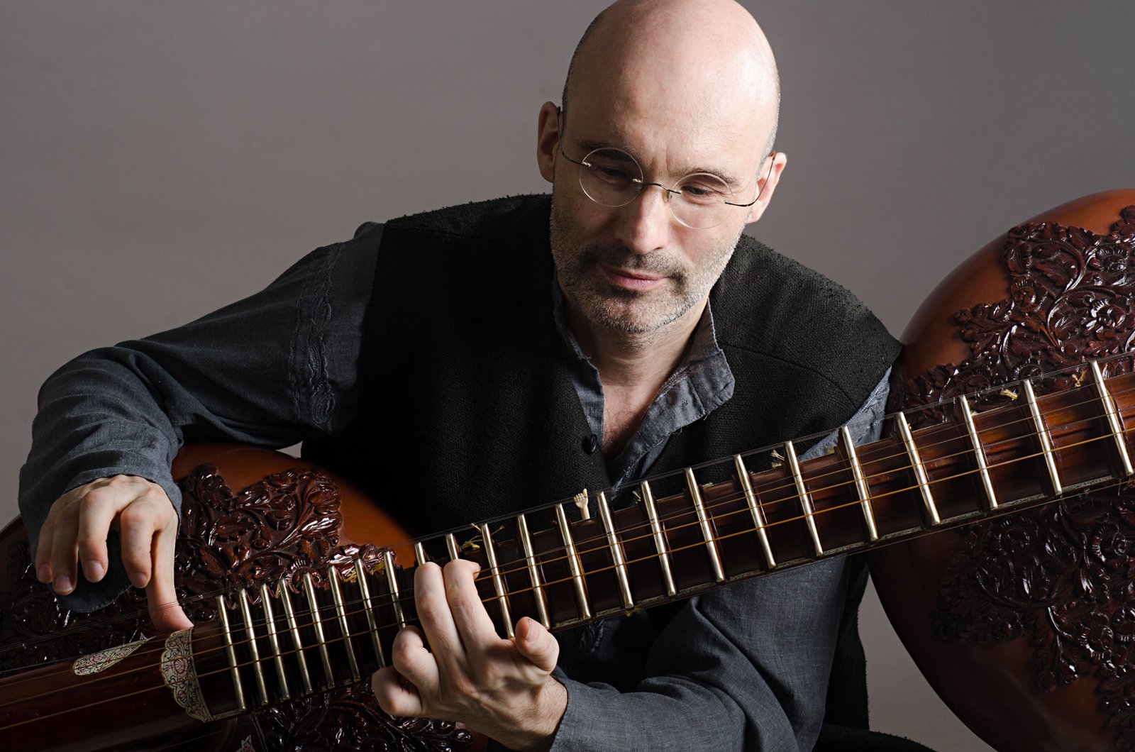 Carsten Wicke playing the rudra veena, close view