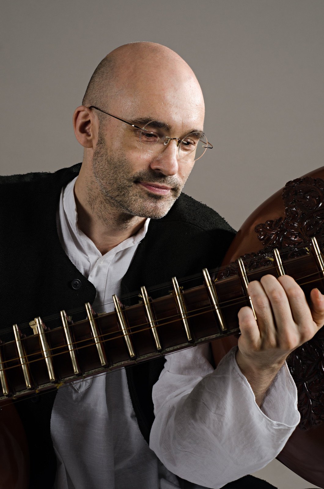 Carsten Wicke smiling at the rudra veena