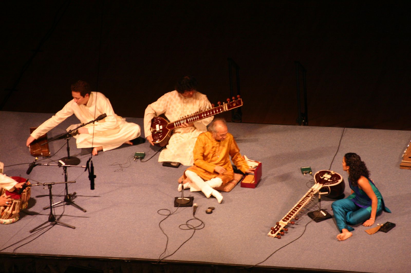 Ravi Shankar playing sitar on stage beside Anoushka Shankar at a 2005 concert.